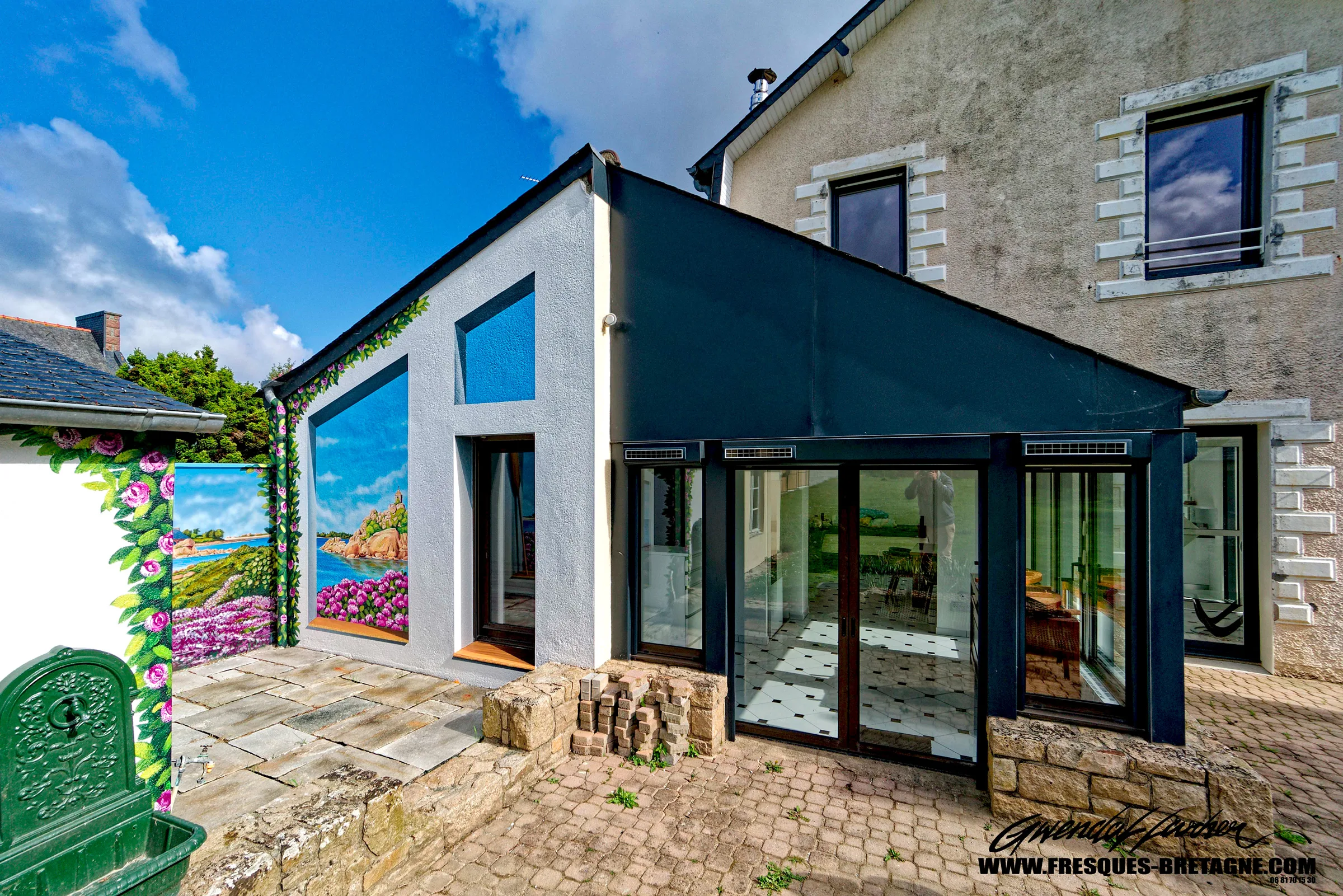 Habillage d'une terrasse avec une peinture en trompe-l'œil sur une extension de maison